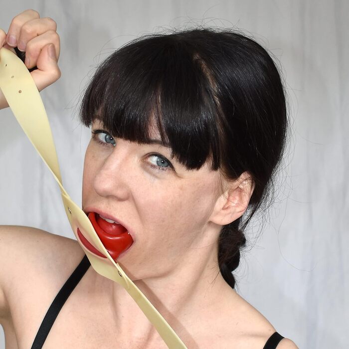 Mundgag з латексу Honeylust для BDSM з м'якою поверхнею та язиком - еластичний гумовий ротний фіксатор для сексуальних ігор та фетиш-сесій (бежевий)