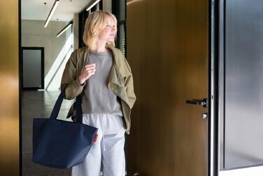 Сумка-шопер reisenthel shopper M водовідштовхуюча, темно-синя (Twist Navy)