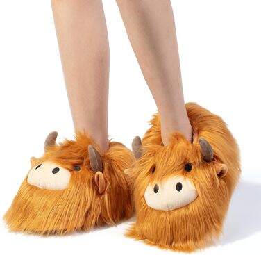 Плюшеві капці Corimori Bessie Highland Cow (шотландська корова) з гнучкою підошвою та гумкою, універсальний розмір (дитячий 25-33.5 та дорослий 34-44)