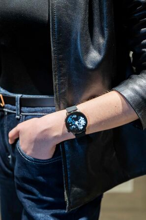 Жіночий смартгодинник з AMOLED-дисплеєм 1.32