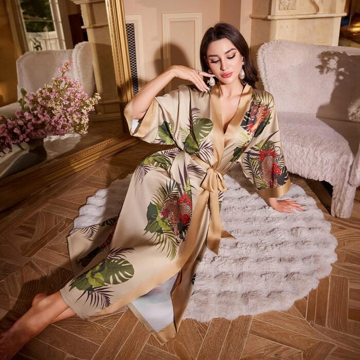 Домашній халат-кімоно з атласу, довгий, з квітковим принтом. Ідеальний для вечірки, весілля або спа-процедур. Розмір універсальний, колір: шампань, принт: тропічний джунглі