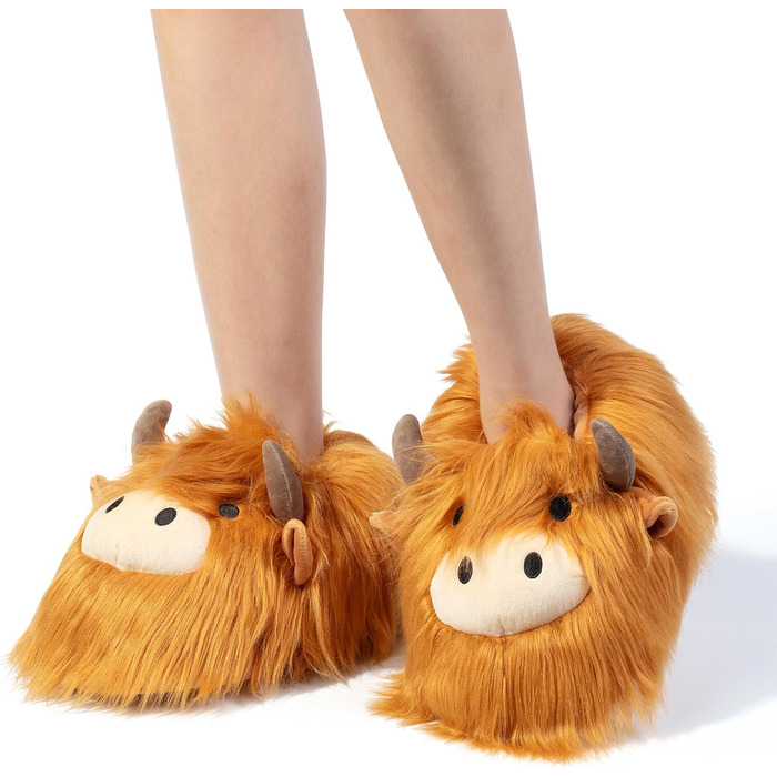 Плюшеві капці Corimori Bessie Highland Cow (шотландська корова) з гнучкою підошвою та гумкою, універсальний розмір (дитячий 25-33.5 та дорослий 34-44)