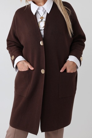 Жіночий коричневий светр oversize до колін FEMIMODA, розмір 46/48