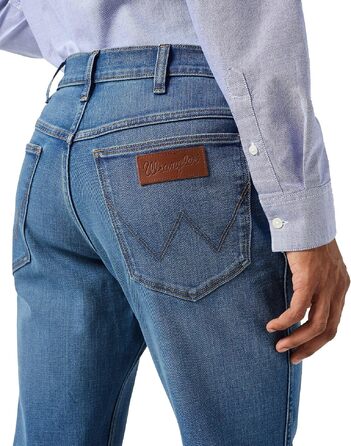 Чоловічі джинси Wrangler Foundation Regular Tapered Fit, колір Jagged, розмір 32W/32L Boone